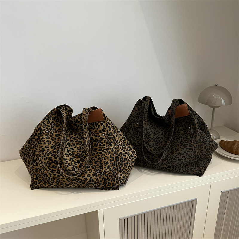 The new cross-border underarm bag for women is set to be launched in the autumn of 2024. It features a large-capacity floral tote bag with a high-quality commuting experience Application Scenario
