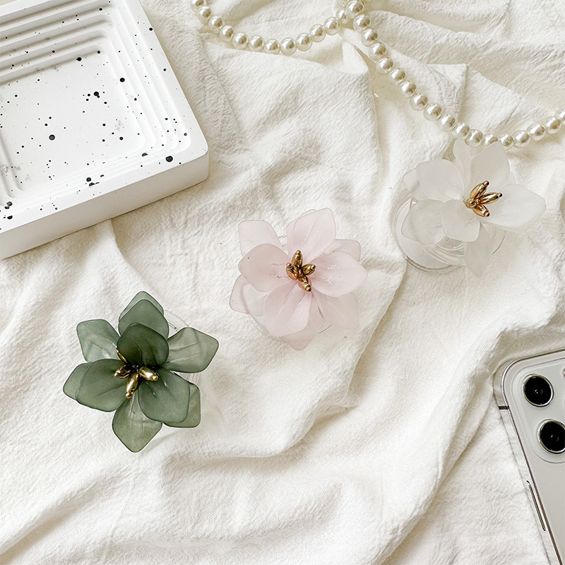 A fresh and clean InS-style flower-shaped phone airbag stand with a back sticker, a stretchable solid color lotus desktop support, portable Application Scenario