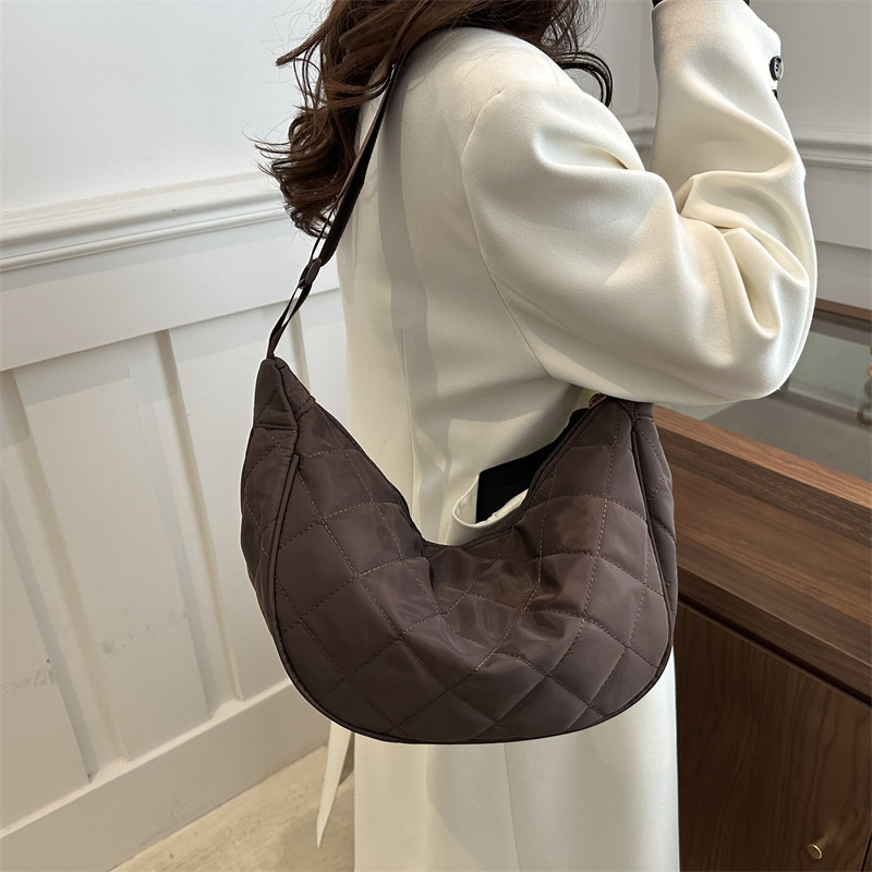 Solid color, simple diamond-shaped embroidered thread crossbody bag, dumpling bag, high-quality commuting, large-capacity women's single-shoulder bag Specification drawing