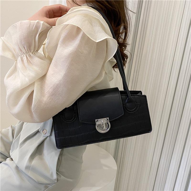 This is a trendy retro women's bag with a simple and mini square design. It's a stylish and trendy small bag that can be carried by hand or crossed Specification drawing