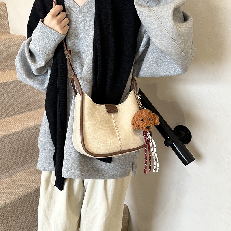 The 2024 new autumn work and commuting single-shoulder large-capacity fashionable bucket bag, crossbody bag and stylish underarm bag details Picture