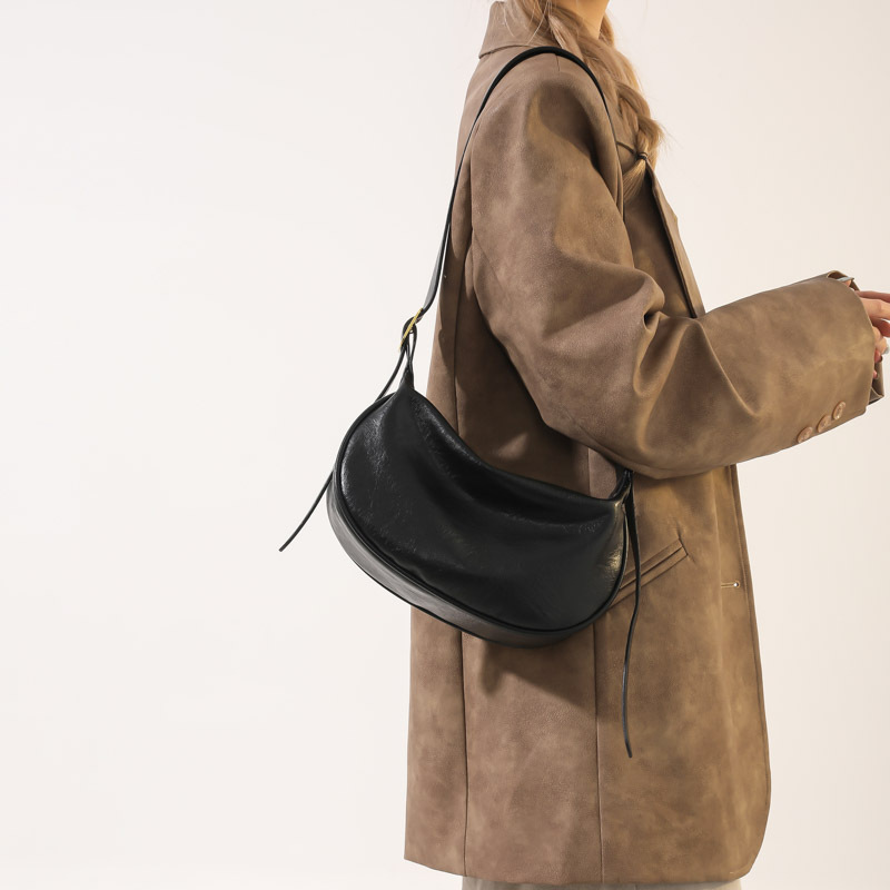 The 2024 autumn and winter collection of fashionable dumplings, solid color, soft dough, hand-held, shoulder, crossbody and underarm bag, is a cross-border trend for women Specification drawing