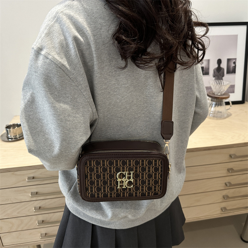 New 2025 Spring Fashion trend letter print small square bag, unique color contrast wide shoulder strap women's crossbody bag Application Scenario