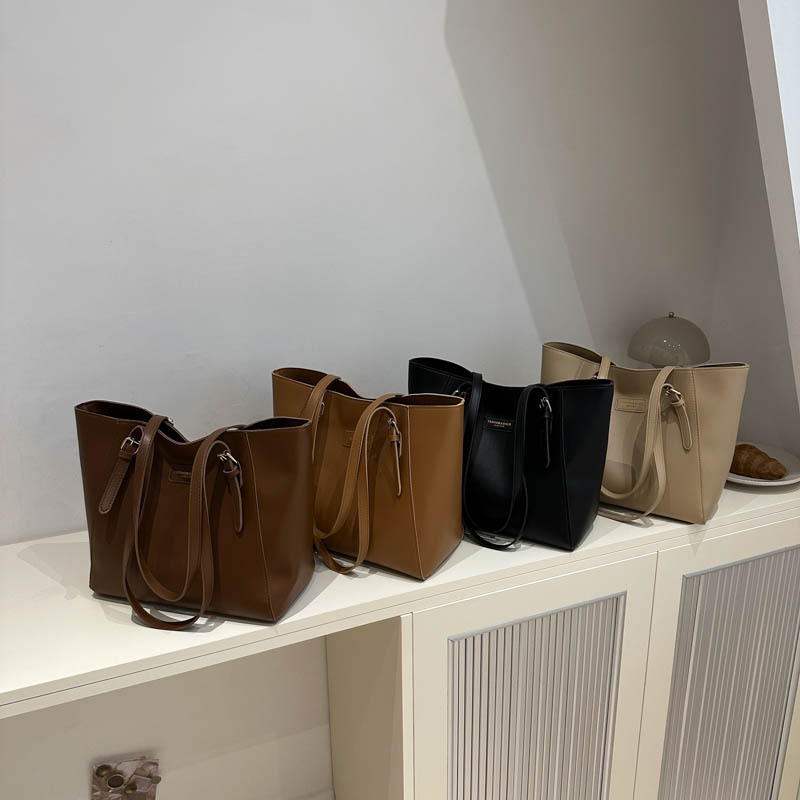Large-capacity bags, versatile for women in autumn and winter, 2024 new simple single-shoulder bag, college student class bag, commuter tote bag Application Scenario