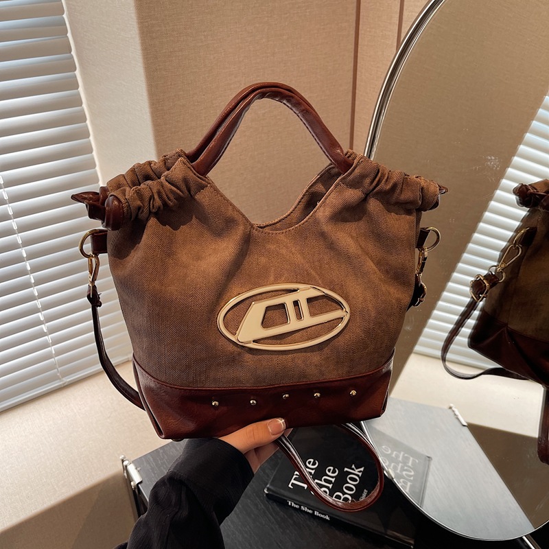 A new large-capacity, fashionable and high-end canvas patchwork bag for women in the winter of 2024, a unique and high-quality large crossbody bag full figure