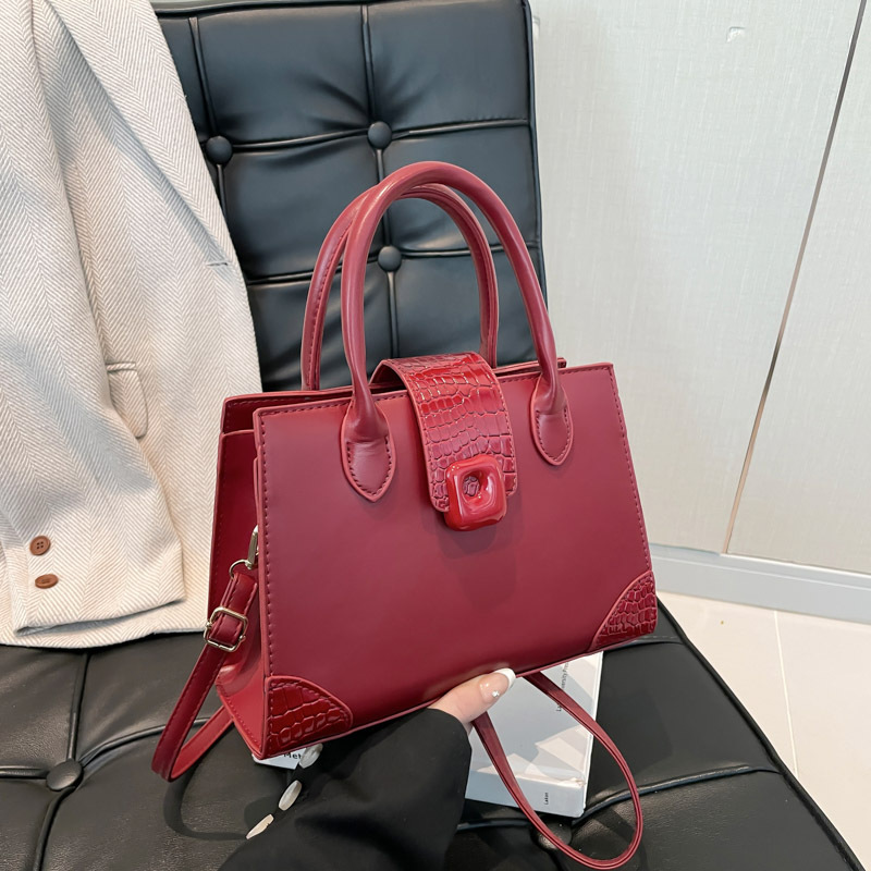 High-quality and fashionable handbag, Spring 2025 new style, niche design, versatile ins single-shoulder crossbody bag, small square bag full figure
