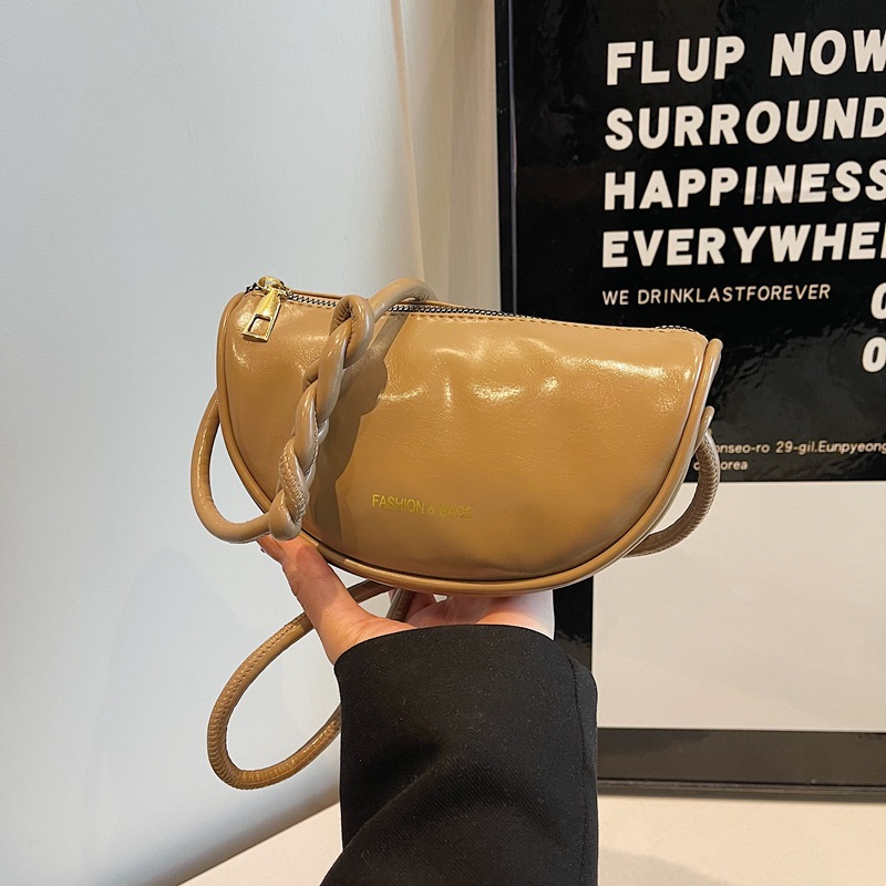 This year's popular handbags include women's retro crossbody bags, horn bags, and the new winter 2024 fashionable and simple single-shoulder bags full figure