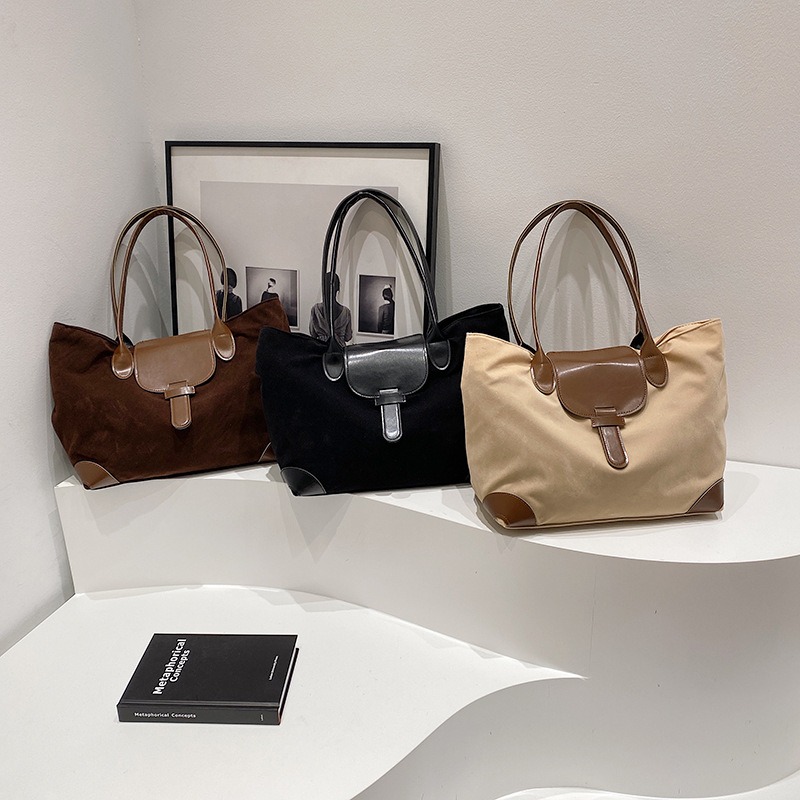 High-capacity women's 2024 new high-end commuting large bag, student class bag, nylon fabric versatile tote bag Application Scenario