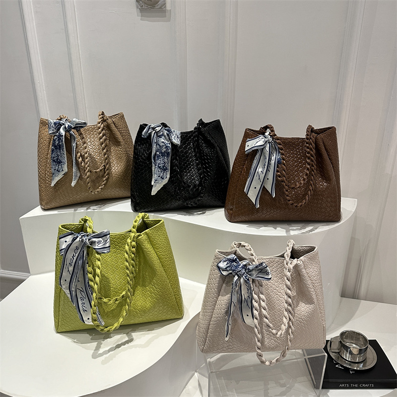 Spring 2025 retro commuter bag, women's casual large-capacity single-shoulder bag, fashionable single-shoulder tote bag Application Scenario