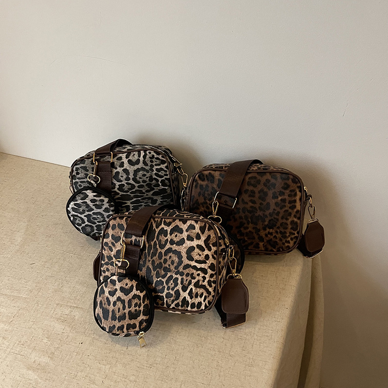 Leopard print women's large-capacity 2024 new autumn and winter niche design single-shoulder crossbody bag for work and commuting small square bag Application Scenario