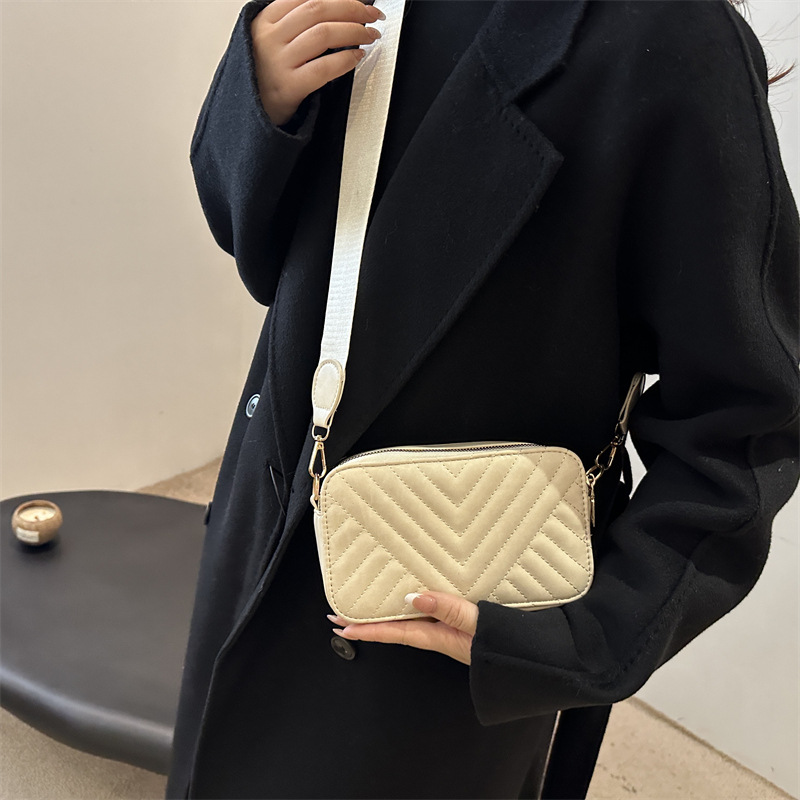 Cross-border European and American bags for women, 2024 new solid-color fashionable small square bag, versatile quality, casual commuting crossbody bag details Picture