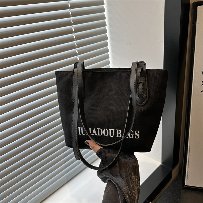 The 2024 new large-capacity, elegant and stylish autumn underarm bag is a trendy and casual bucket bag for women full figure