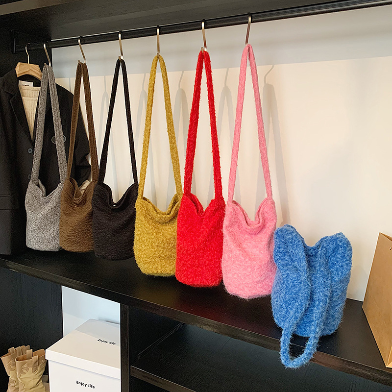Stylish and individualistic 2025 new contrasting color, fluffy, large-capacity commuter woolen single-shoulder crossbody bucket women's bag Application Scenario