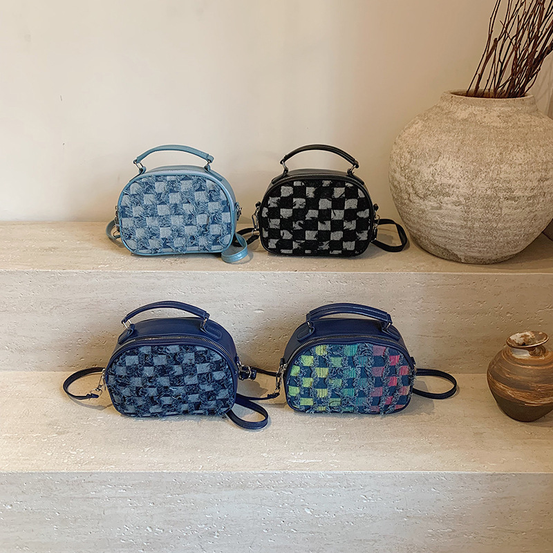 A niche and unique women's handbag, a shell bag, 2025 new style simple color-blocking handbag, a cute single-shoulder crossbody bag Application Scenario