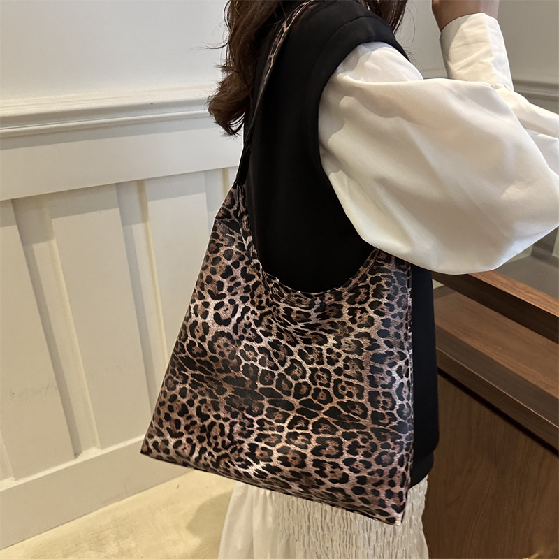 The 2024 new stylish and simple, large-capacity single-shoulder underarm bag with a leopard print personality and a lazy style Specification drawing