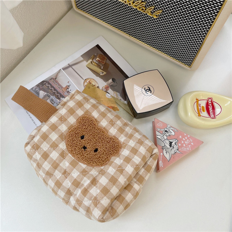 Cute cartoon bear makeup bag, large-capacity portable toiletry bag, travel storage bag, and niche skin care product storage bag Application Scenario