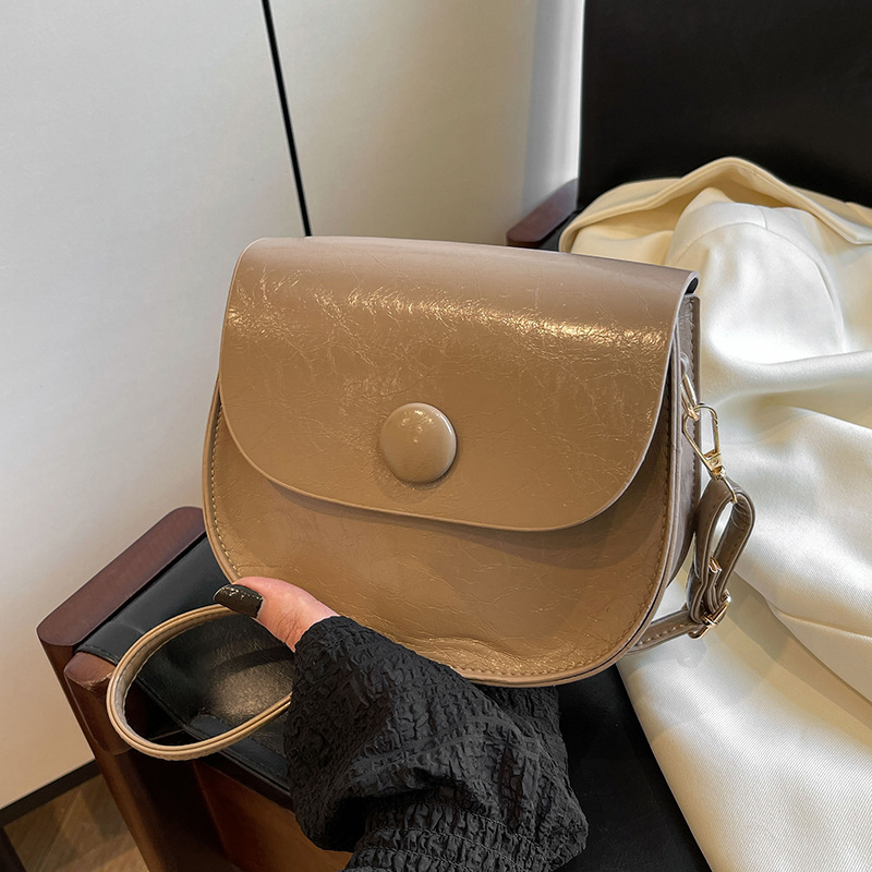 A stylish and stylish small bag for women's winter, a new Korean version large-capacity glossy single-shoulder bag, a fashionable crossbody saddle bag full figure