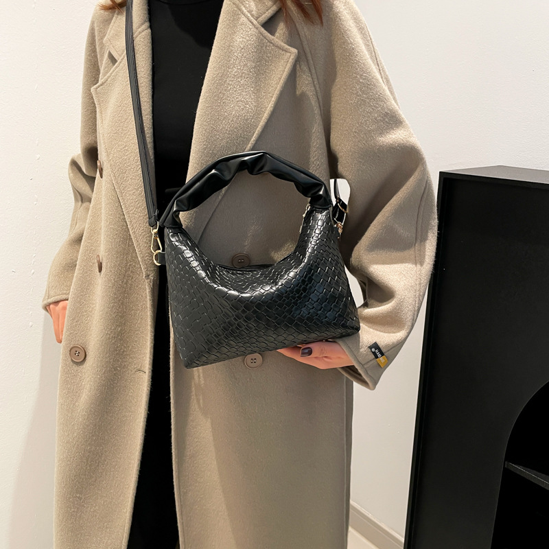 This is a new winter 2024 fashionable and simple solid-color handbag with a stylish and high-quality look. It's a single-shoulder crossbody bag and a dumpling bag Specification drawing