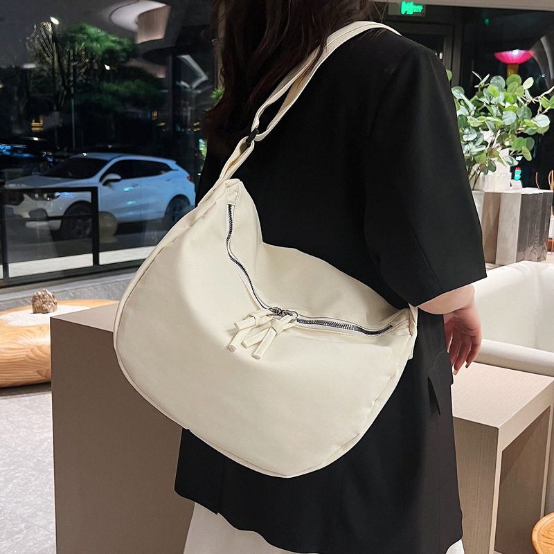 A large-capacity trendy bag for women, a new 2024 stylish single-shoulder simple crossbody casual commuting tote bag details Picture