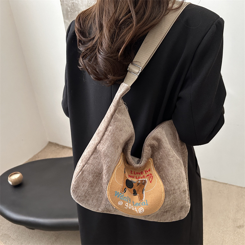 Korean style Instagram cute cartoon underarm bag for women 2024 winter new retro fashion large-capacity single-shoulder bag for women Specification drawing