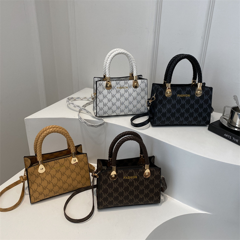 This year's popular handbags include women's retro crossbody bags, small square bags, and the new winter 2024 fashionable and simple single-shoulder bags Application Scenario