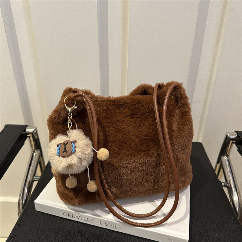 MAO MAO's 2024 new winter trend, stylish and fashionable, with a fluffy, large-capacity single-shoulder underarm bag full figure
