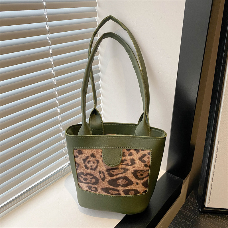 Retro large-capacity commuter bag for women, 2024 new style fashionable casual tote bag, niche trend versatile shoulder bag full figure