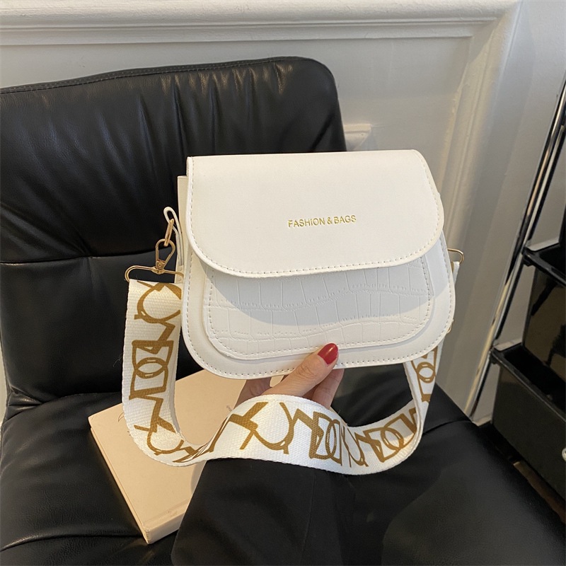 A stylish winter casual 2023 new stone-patterned solid color urban simple and trendy single-shoulder bag, a trendy crossbody small square bag details Picture