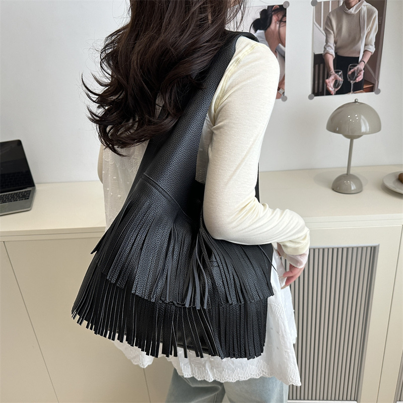 A niche design Korean-style fashionable fringed individual single-shoulder bag for women 2025, a versatile large-capacity underarm bag Specification drawing