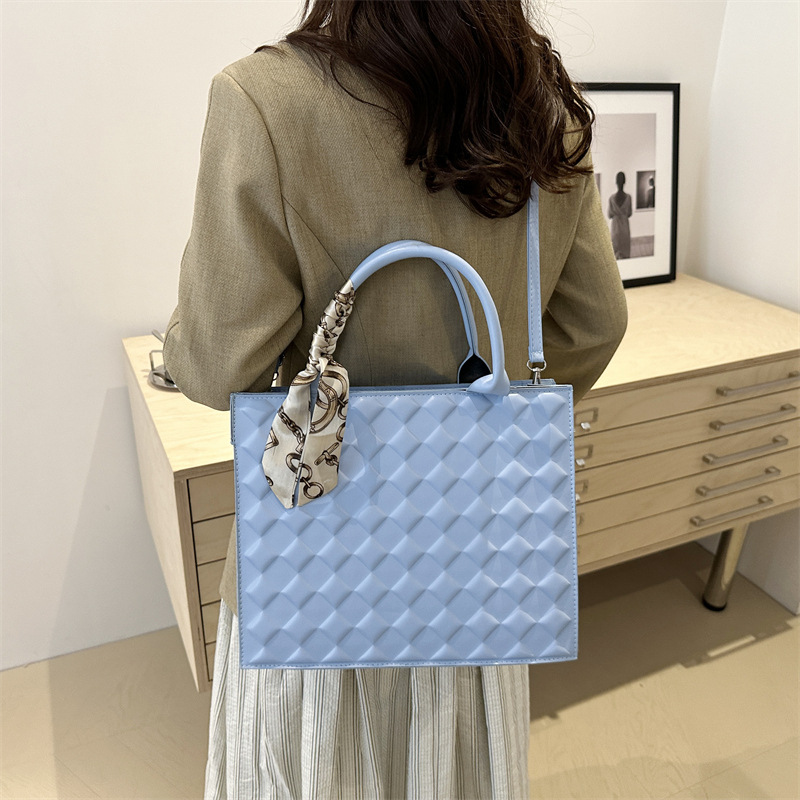 This high-quality large-capacity underarm handbag is a new trendy and fashionable crossbody commuter tote bag for women in the autumn and winter of 2024 details Picture