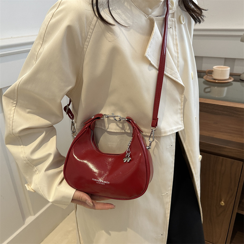 A niche Korean hand-held crescent moon bag for women, a new 2024 trendy and fashionable underarm bag, a versatile single-shoulder crossbody bag details Picture
