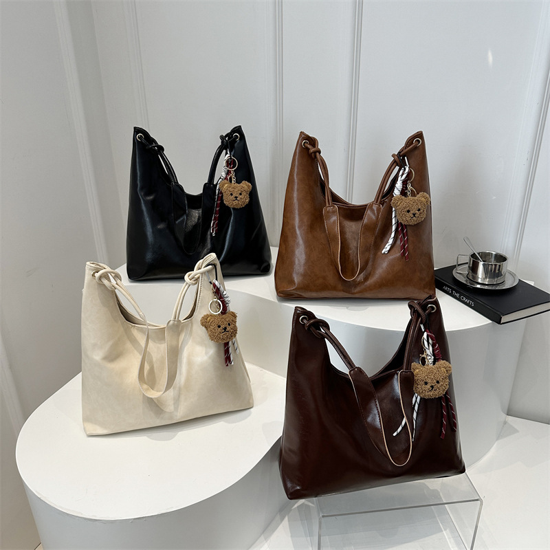 Soft leather large-capacity single-shoulder bag for winter 2024, versatile ins underarm bag, trendy handbag, tote bag for women Application Scenario