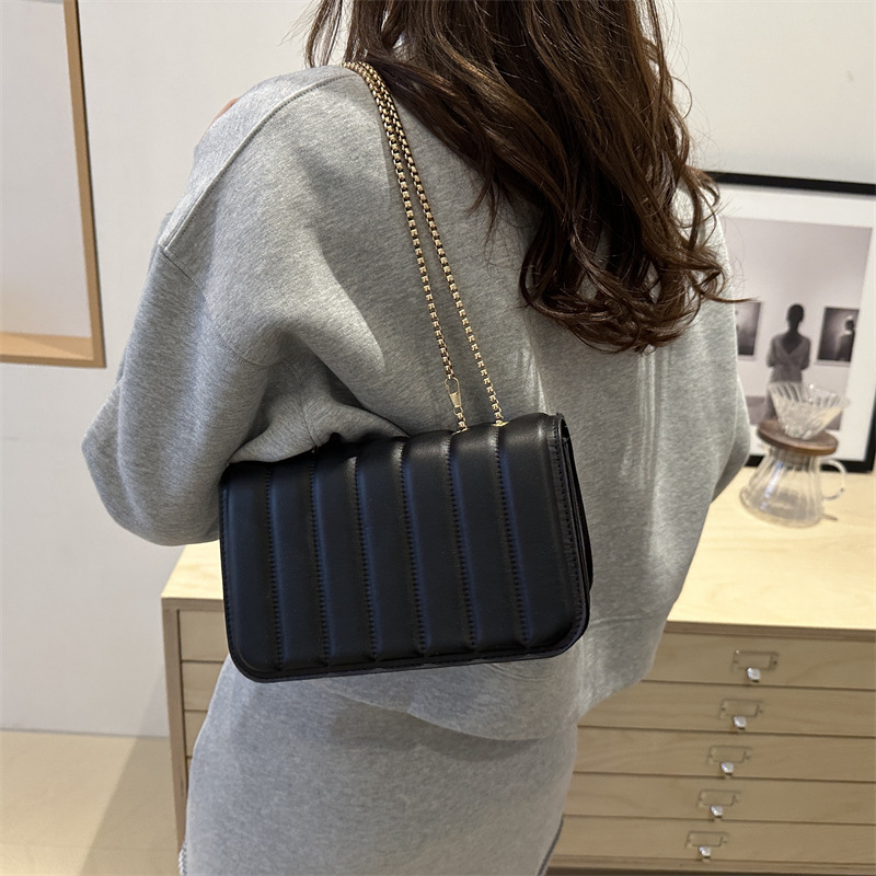 Vertical embroidered thread chain bag for women, simple small square bag, magnetic buckle shoulder bag, niche design, quality bag Specification drawing