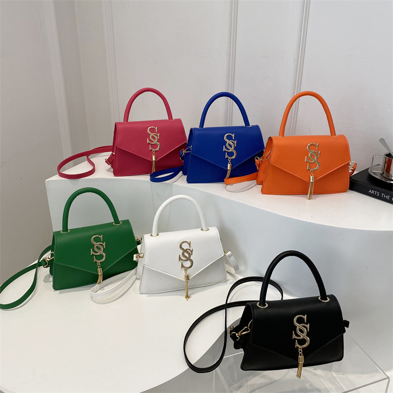 This year, high-end handbags are in vogue for ladies. The 2024 new fashion single-shoulder crossbody bag is versatile and stylish Application Scenario