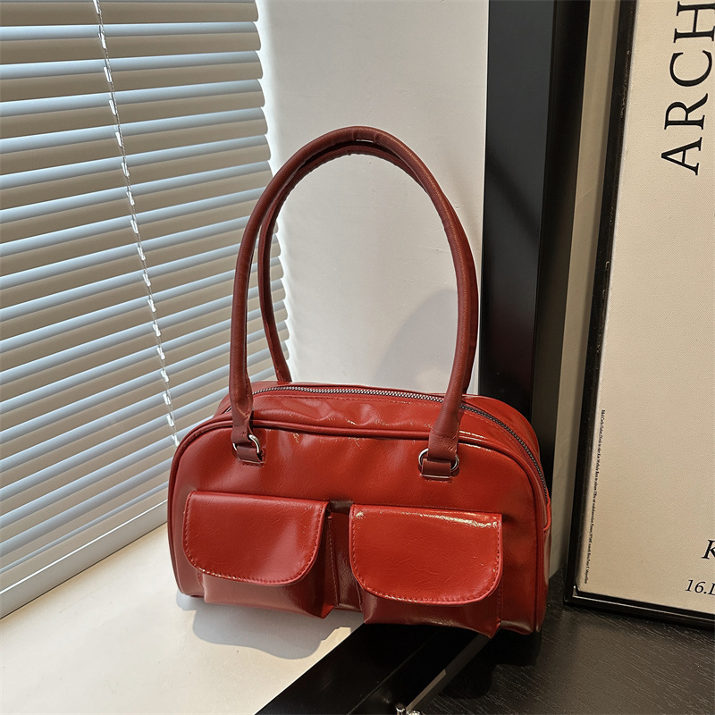 A trendy casual commuting handbag for the autumn of 2024, featuring a niche design for single-shoulder, underarm, and pillow bags full figure