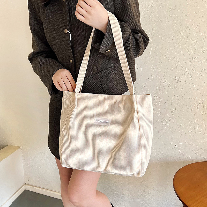 The 2024 new style of casual single-shoulder bag for women is in stock. The simple and stylish textured tote bag and the single-shoulder armpit bag are selling well Application Scenario