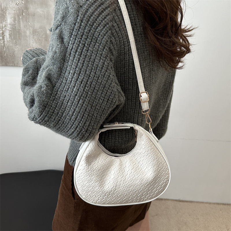 A unique European and American retro simple woven women's bag, a new round single-shoulder crossbody bag for winter 2024, a fashionable handbag details Picture