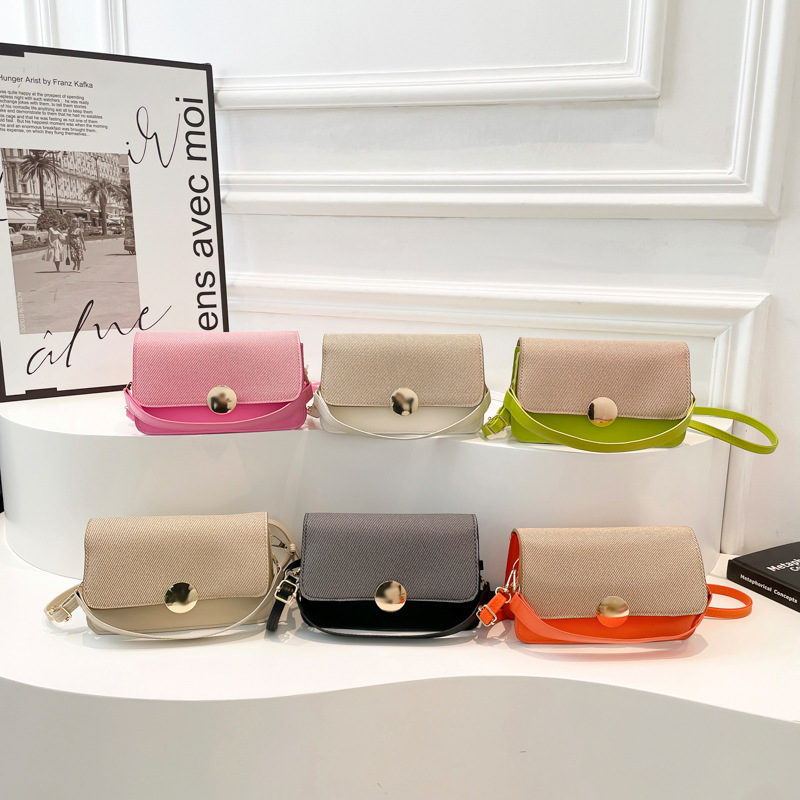 In the spring of 2025, new stylish women's bags will be launched. These are simple and versatile, urban commuting single-shoulder crossbody bags and small square women's bags Application Scenario