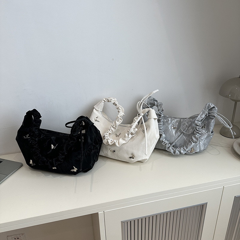 The large-capacity women's autumn 2024 new casual pleated single-shoulder crossbody bag is a popular commuter tote bag this year Application Scenario