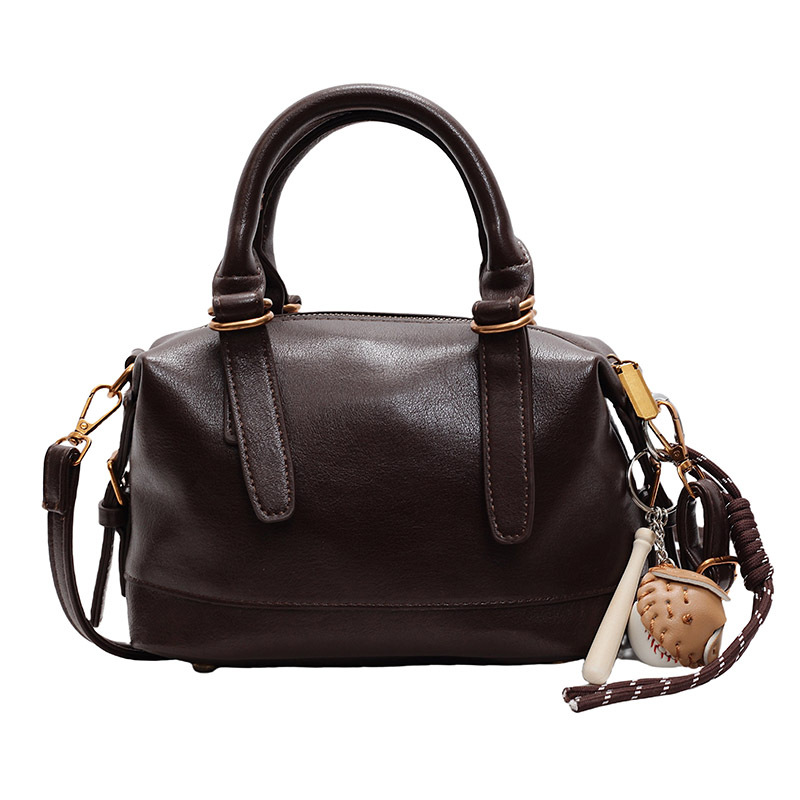 The new Boston single-shoulder crossbody bag for winter 2024 exudes a sense of sophistication and versatility. It's a retro commuter crossbody small bag Item Picture