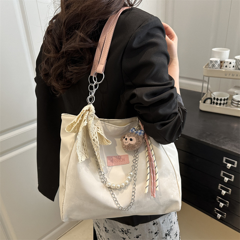 This is a new spring large-capacity tote bag for students' commuting to school, featuring a unique and elegant single-shoulder design for women Application Scenario