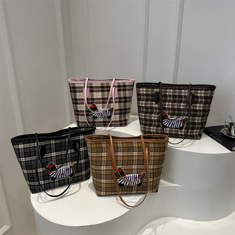 2024 New trendy and niche design single-shoulder bag, casual commuting large-capacity bag, women's hand-held tote bag Application Scenario