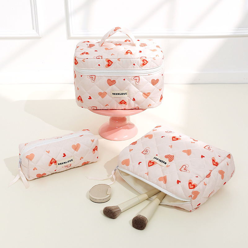 The new high-appeartion-level makeup bag is now available for wholesale of lipstick and skincare product storage bags and cross-border lightweight toiletries details Picture