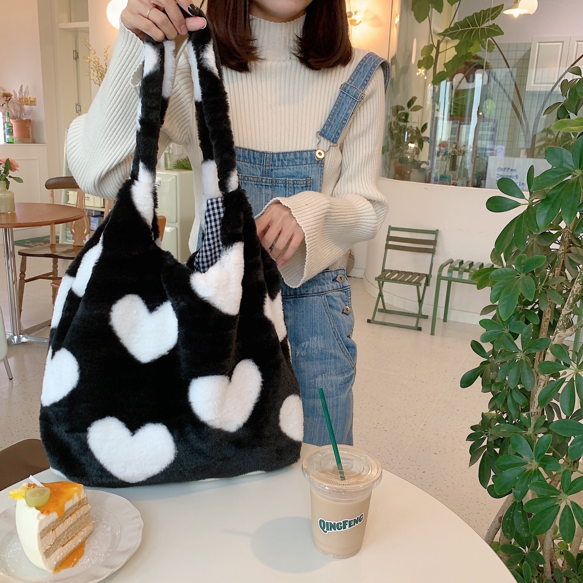 210281 Autumn/Winter new plush heart-shaped tote bag for women, single-shoulder large-capacity vest bag, ins Korean trend details Picture