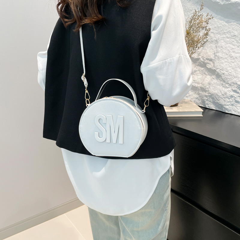 A new Korean-style small round letter handbag for spring 2025, a single-shoulder crossbody bag for cross-border trendy women details Picture