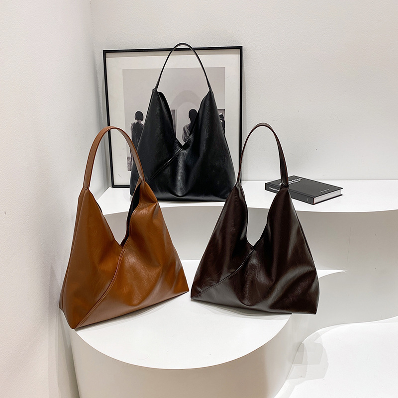 Soft surface retro solid color 2024 new style fashionable winter large-capacity casual commuting tote single-shoulder armpit bag Application Scenario