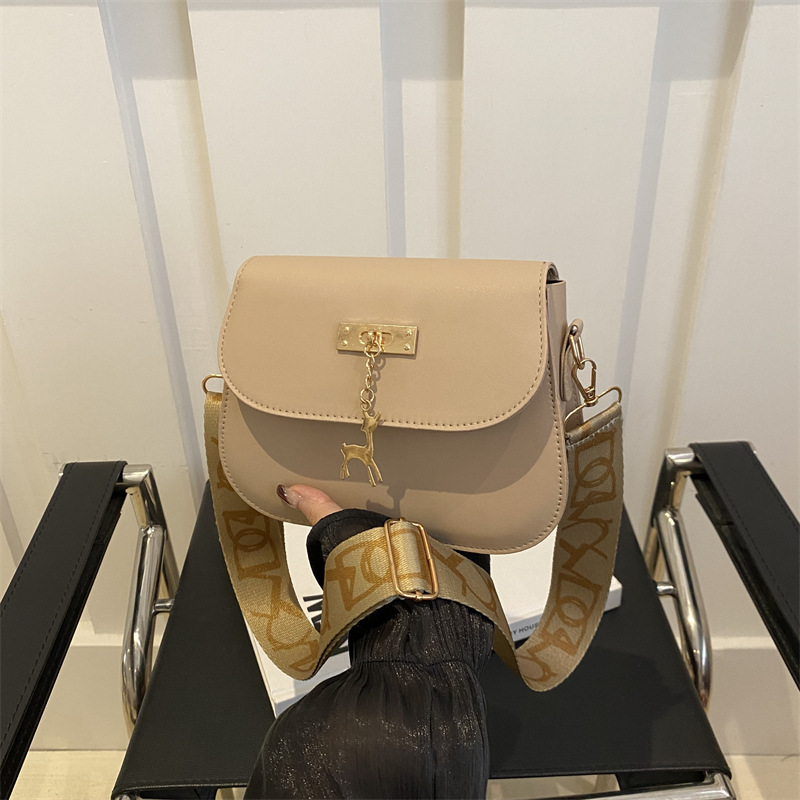 Personalized deer pendant simple wide shoulder strap women's bag 2024 Autumn new ins fashionable Korean version single-shoulder crossbody bag full figure