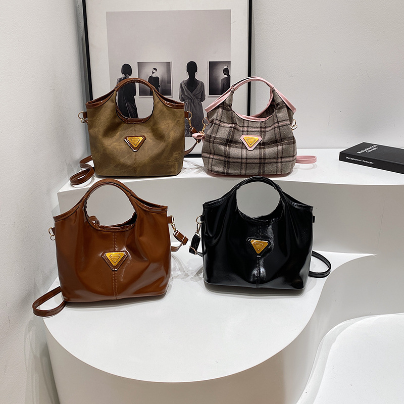 Korean style personalized and fashionable hand-held bucket bag 2024 winter new retro commuter single-shoulder crossbody bag Application Scenario