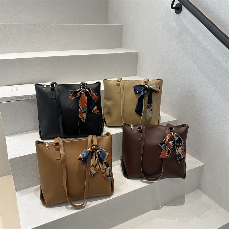 Tote bags for Women 2025: Trendy, simple handbag, silk scarf decoration, shoulder bag, underarm bag Application Scenario