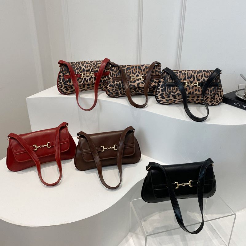 A new 2025 trendy and versatile women's leopard print bag with a spicy girl style and a small handbag for cross-border use Application Scenario